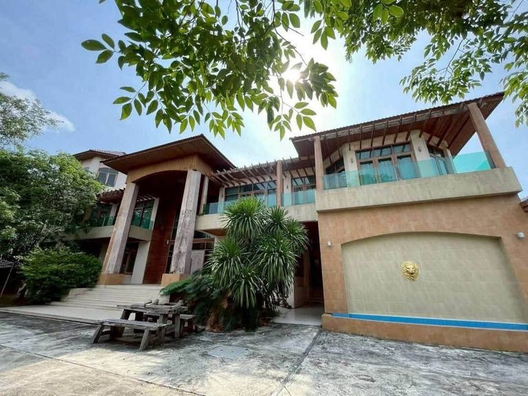 For Sale: Luxurious Thai-Style Detached House, 2.5 Stories in the Heart of Chonburi - photo 2