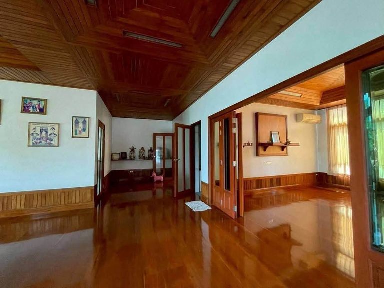 For Sale: Luxurious Thai-Style Detached House, 2.5 Stories in the Heart of Chonburi - photo 8
