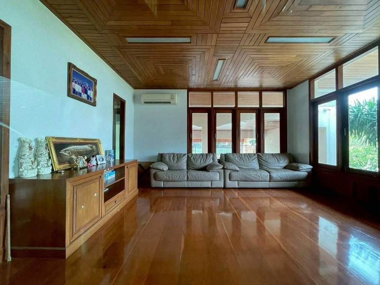 For Sale: Luxurious Thai-Style Detached House, 2.5 Stories in the Heart of Chonburi - photo 9