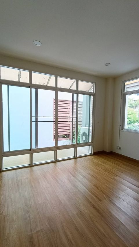ขายบ้าน IRIS RESIDENCE | บ้าน 3 ชั้นครึ่ง + ดาดฟ้า ทำเลประดิษฐ์มนูธรรม - 4