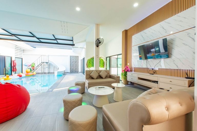 Pool Villa House with 4 Bedrooms and 5 Bathrooms in Sattahip, Chonburi - photo 2