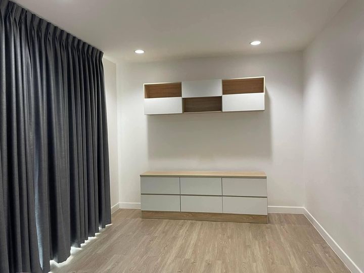 ทาวน์โฮมหรู 3 ชั้น พร้อมเฟอร์นิเจอร์ตกแต่งทั้งหลังบ้านหน้าสวนส่วนกลาง มีสระว่ายน้ำพร้อมฟิตเนส ใช้บริการได้ ฟรี - รูปที่ 11
