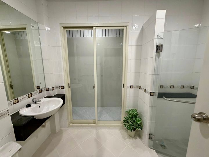 Fully renovated house with new furniture, new SPC flooring throughout, ready to move in with built-in features. Location next to Robinson Suvarnabhumi, Paseo, HomePro, Index, Suvarnabhumi Airport. - photo 17