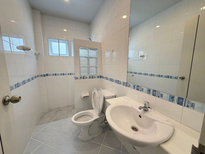 Fully renovated house with new furniture, new SPC flooring throughout, ready to move in with built-in features. Location next to Robinson Suvarnabhumi, Paseo, HomePro, Index, Suvarnabhumi Airport. - photo 9