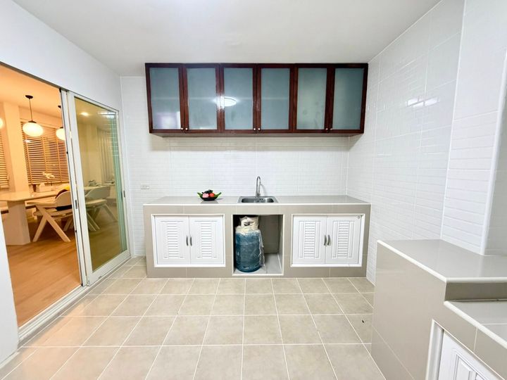 Fully renovated house with new furniture, new SPC flooring throughout, ready to move in with built-in features. Location next to Robinson Suvarnabhumi, Paseo, HomePro, Index, Suvarnabhumi Airport. - photo 12