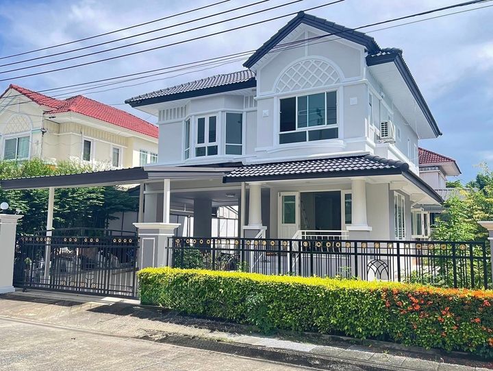 Fully renovated house with new furniture, new SPC flooring throughout, ready to move in with built-in features. Location next to Robinson Suvarnabhumi, Paseo, HomePro, Index, Suvarnabhumi Airport. - photo 2