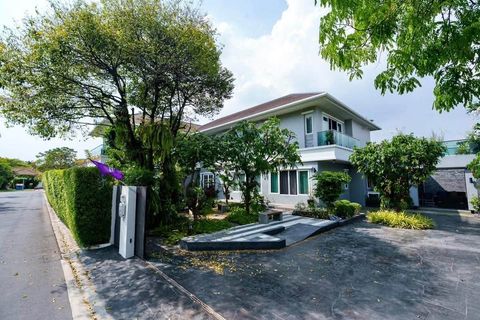 คฤหาสน์หรูริมบึงระบบไฟฟ้าลงดิน Villa Nakarin ประเวศ