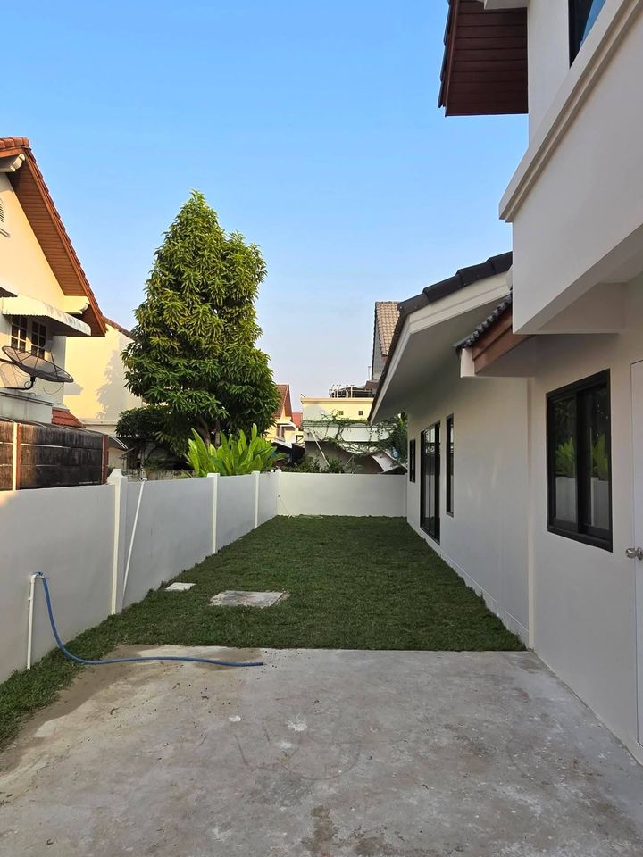 Renovated Detached House + Fully Extended Near Rangsit University, Parking for 8-9 Cars, Has an Office Room in Front - photo 2