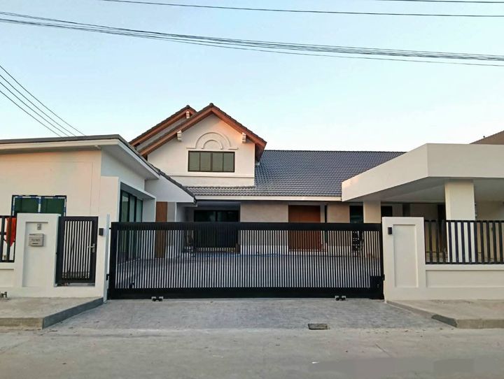 Renovated Detached House + Fully Extended Near Rangsit University, Parking for 8-9 Cars, Has an Office Room in Front - photo 1