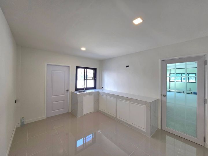 Renovated Detached House + Fully Extended Near Rangsit University, Parking for 8-9 Cars, Has an Office Room in Front - photo 11