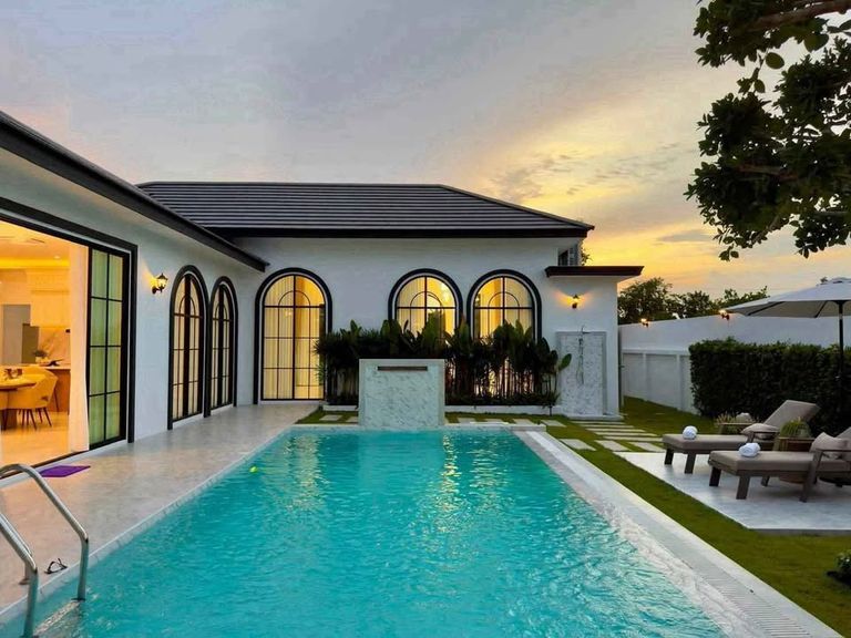 บ้านหรูสร้างใหม่มือ 1 สไตล์ Modern Classic พร้อมสระว่ายน้ำส่วนตัว บางละมุง ชลบุรี - รูปที่ 1