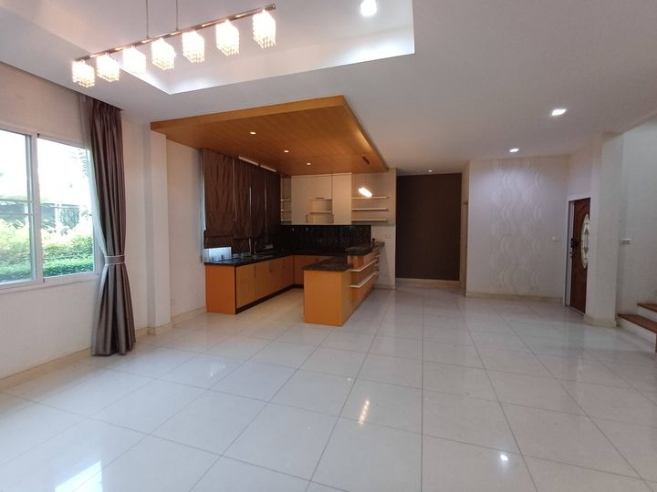 Large Corner Single House 112 sqw with Good Functionality: 5 Bedrooms, 4 Bathrooms, 4 Parking Spaces, Maid's Room, Separate Guest House with Attached Bathroom - photo 6