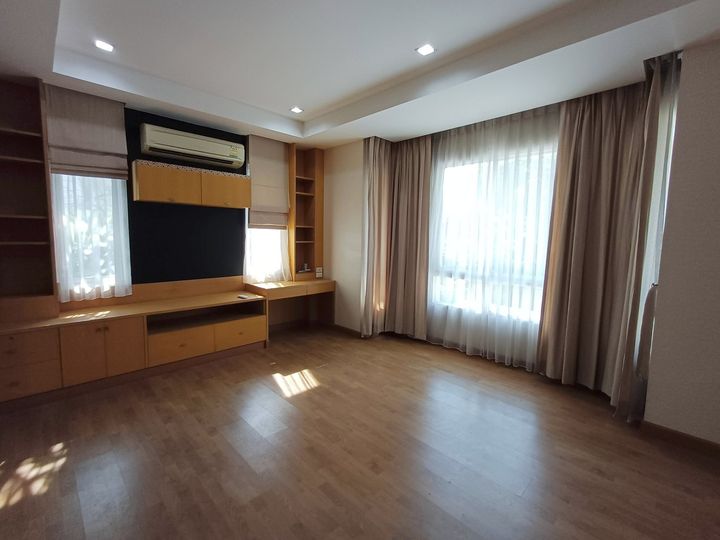 Large Corner Single House 112 sqw with Good Functionality: 5 Bedrooms, 4 Bathrooms, 4 Parking Spaces, Maid's Room, Separate Guest House with Attached Bathroom - photo 13