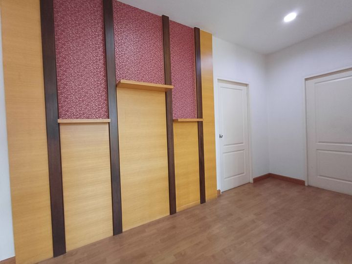 Large Corner Single House 112 sqw with Good Functionality: 5 Bedrooms, 4 Bathrooms, 4 Parking Spaces, Maid's Room, Separate Guest House with Attached Bathroom - photo 25