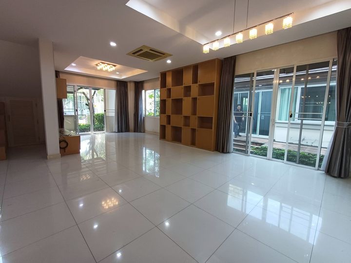Large Corner Single House 112 sqw with Good Functionality: 5 Bedrooms, 4 Bathrooms, 4 Parking Spaces, Maid's Room, Separate Guest House with Attached Bathroom - photo 26