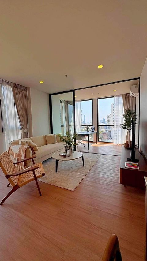Spacious 2-Bedroom Residence with Private Glass Study @ The Issara Sathorn - 4