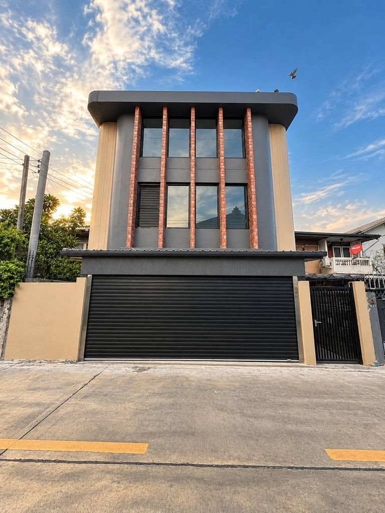 For Sale: New 3-Story Detached House, Soi Ratchada 42, Chantharakasem, Chatuchak - photo 1