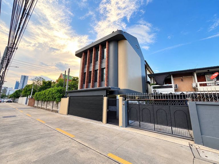 For Sale: New 3-Story Detached House, Soi Ratchada 42, Chantharakasem, Chatuchak - photo 2