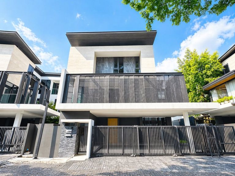 For rent: Unfurnished house at The Urban Reserve, a 3-story Super Luxury single house next to the parallel road of the motorway heading into the city (Pattanakarn 53) - photo 1