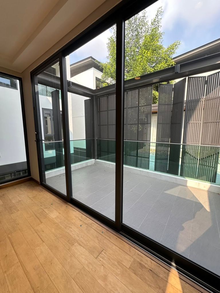 For rent: Unfurnished house at The Urban Reserve, a 3-story Super Luxury single house next to the parallel road of the motorway heading into the city (Pattanakarn 53) - photo 2
