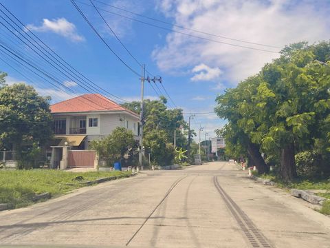 ขายที่ดินถมแล้ว เนื้อที่ 101 ตรว. บนถนนสาย 2 ซ. 11 เชฟสี่เหลี่ยมผืนผ้า เป็นที่ดินเปล่าในโครงการ ม.รวมเก้า - 2