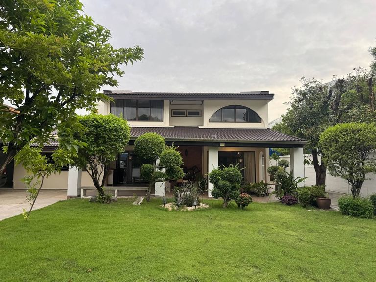 A pet-friendly detached house for lease in Panya Village, Pattanakarn 30. - photo 1