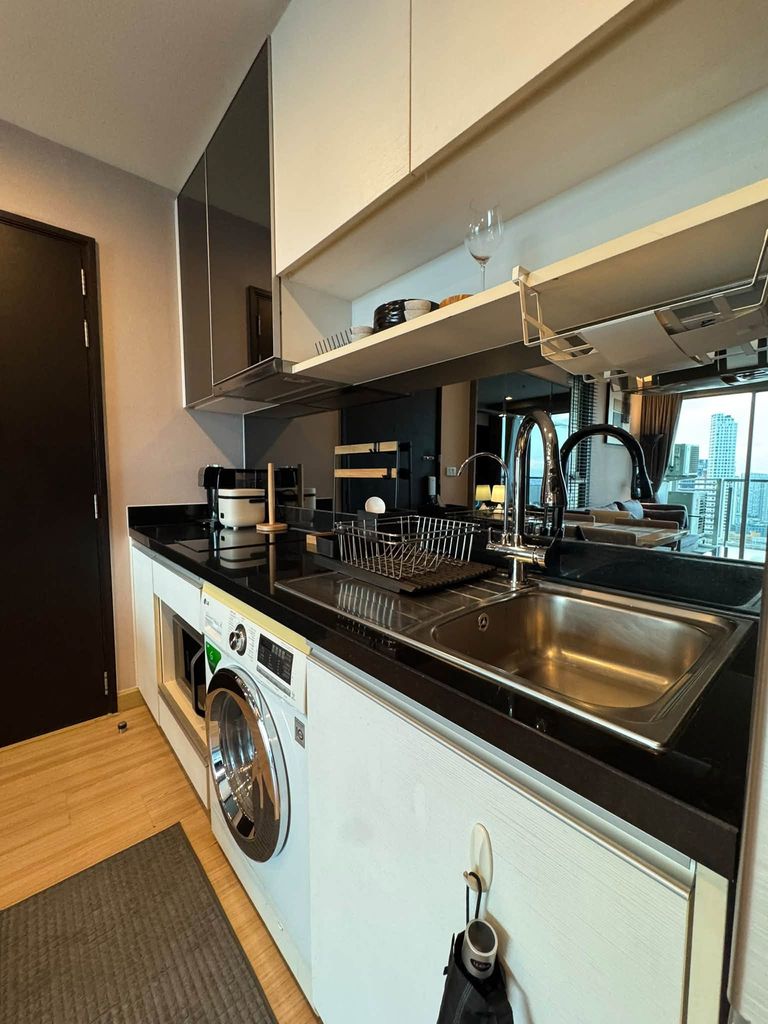 For Rent: Skywalk Residences Sukhumvit 69 Corner Unit on 31st Floor Next to BTS Phra Khanong - photo 3